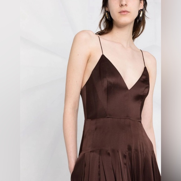 V-neck pleated dress - Picture 6 of 12